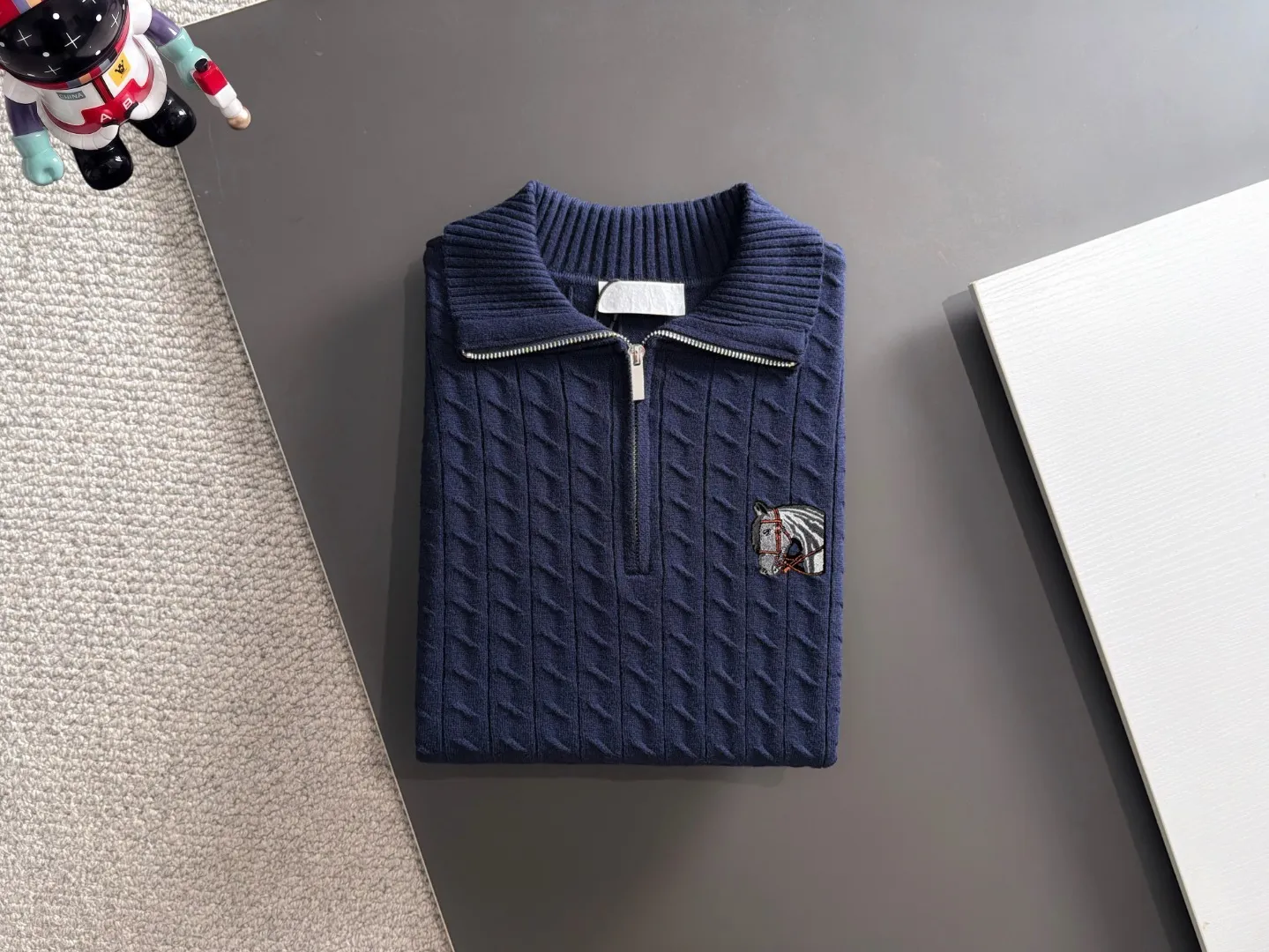Next day shipment P195 Hermès High Quality 2026 Autumn and Winter latest sweaters from the official website, on sale at the counter at the same time Hot Sale! Specially made of wool blended fabric. It feels comfortable and can be directly in contact with the skin. The logo badge is exquisitely embroidered, which is extremely eye-catching! The details highlight the fashionable charm of big brands. Exquisite workmanship. Three-dimensional cutting style. The wearing effect is invincible and handsome! All three standards are complete! Sizes:M-3XL